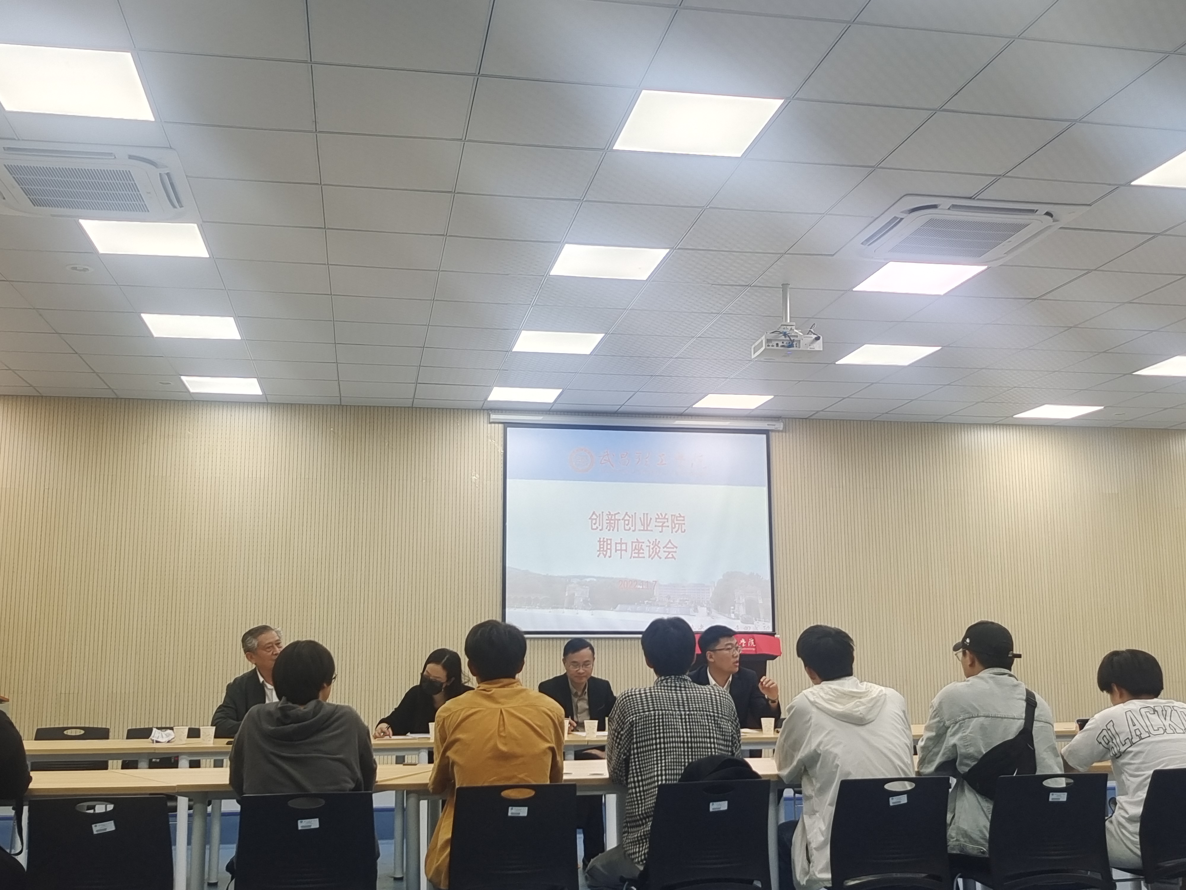8181801威尼斯召开期中教学座谈会(图1) 8181801威尼斯召开期中教学座谈会(图1)